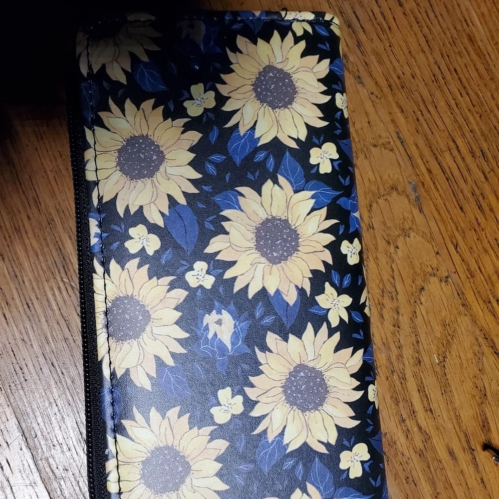 Wallets with Flowers and Skulls  ☠️ 💖